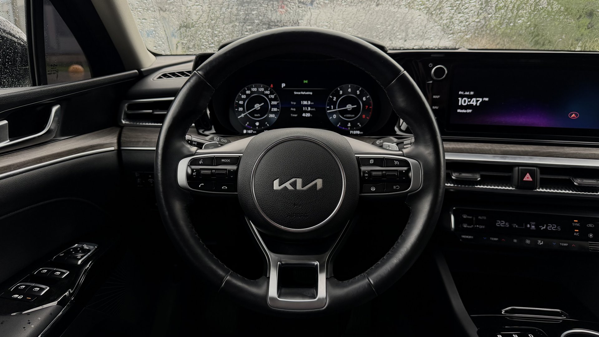 Kia K5 — руль и цифровая панель 12.3"